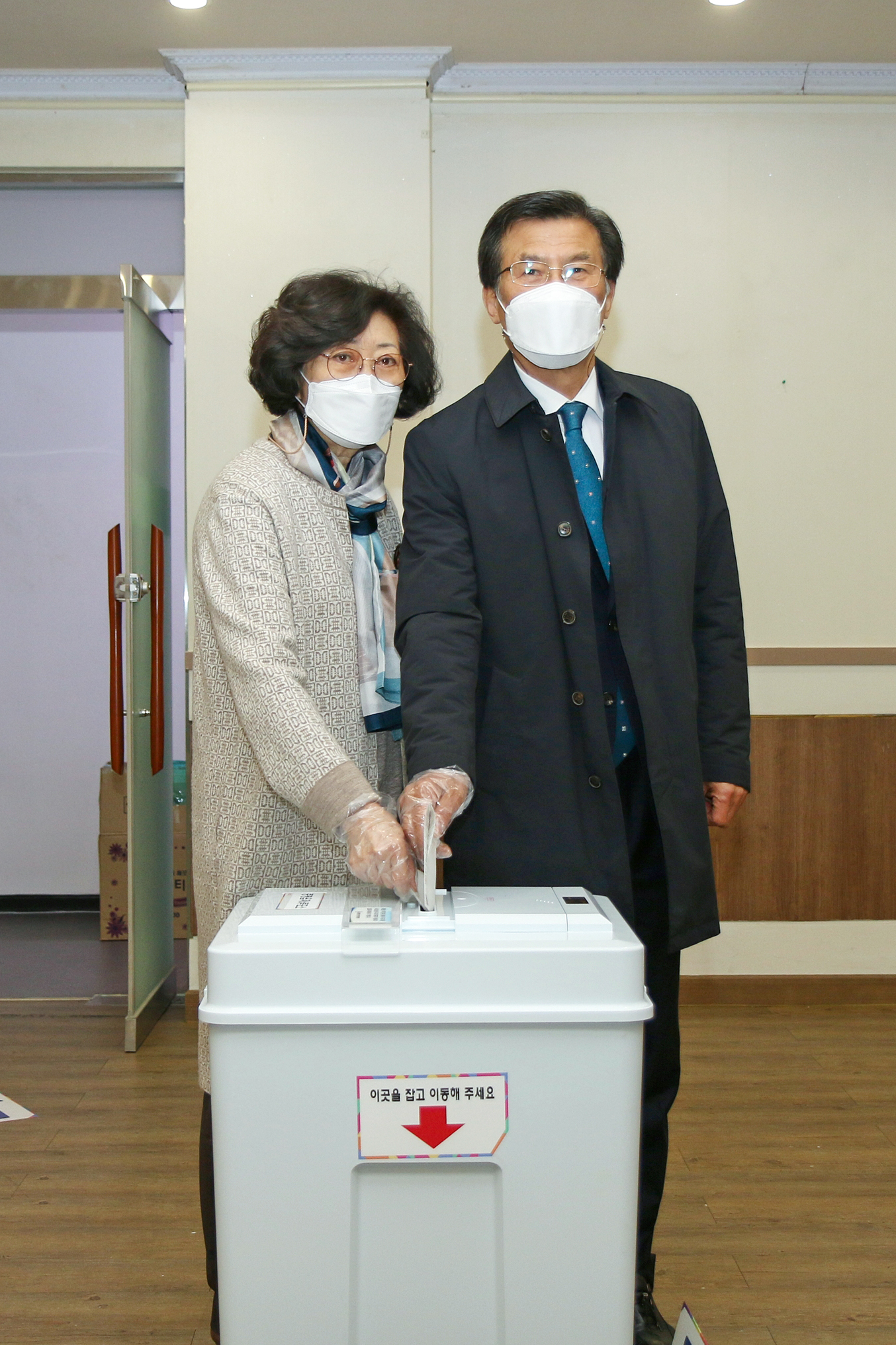 제20대 대선 투표하는 홍성열 군수 부부 [이미지]