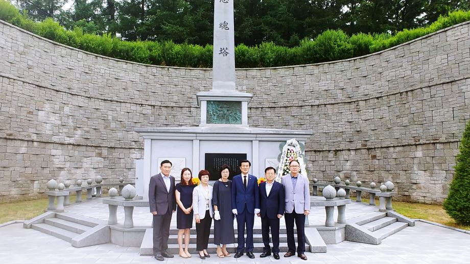 충혼탑 참배