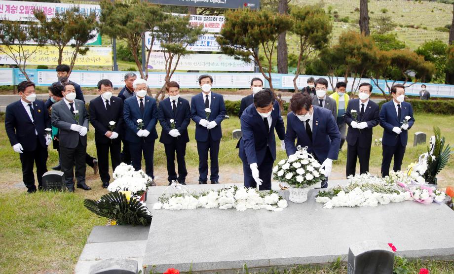 전국시장군수구청장협의회 회장단 국립5.18민주묘지 참배