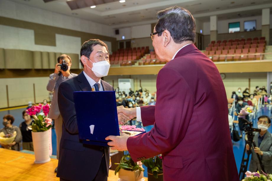 가장 문학적인 정치인상 및 한국문인 신인문학상 수상