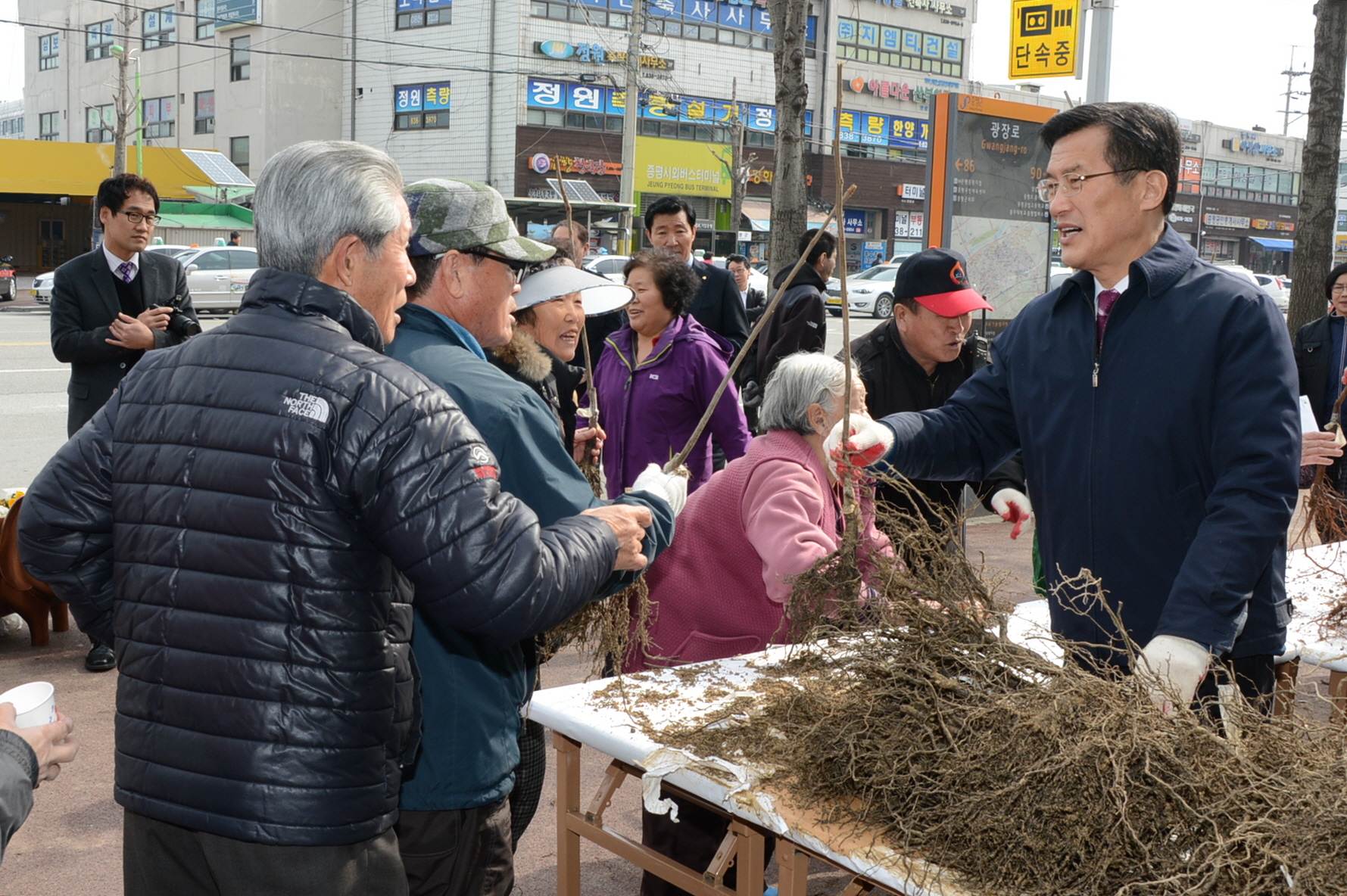 나무 나누어주기 행사 참석