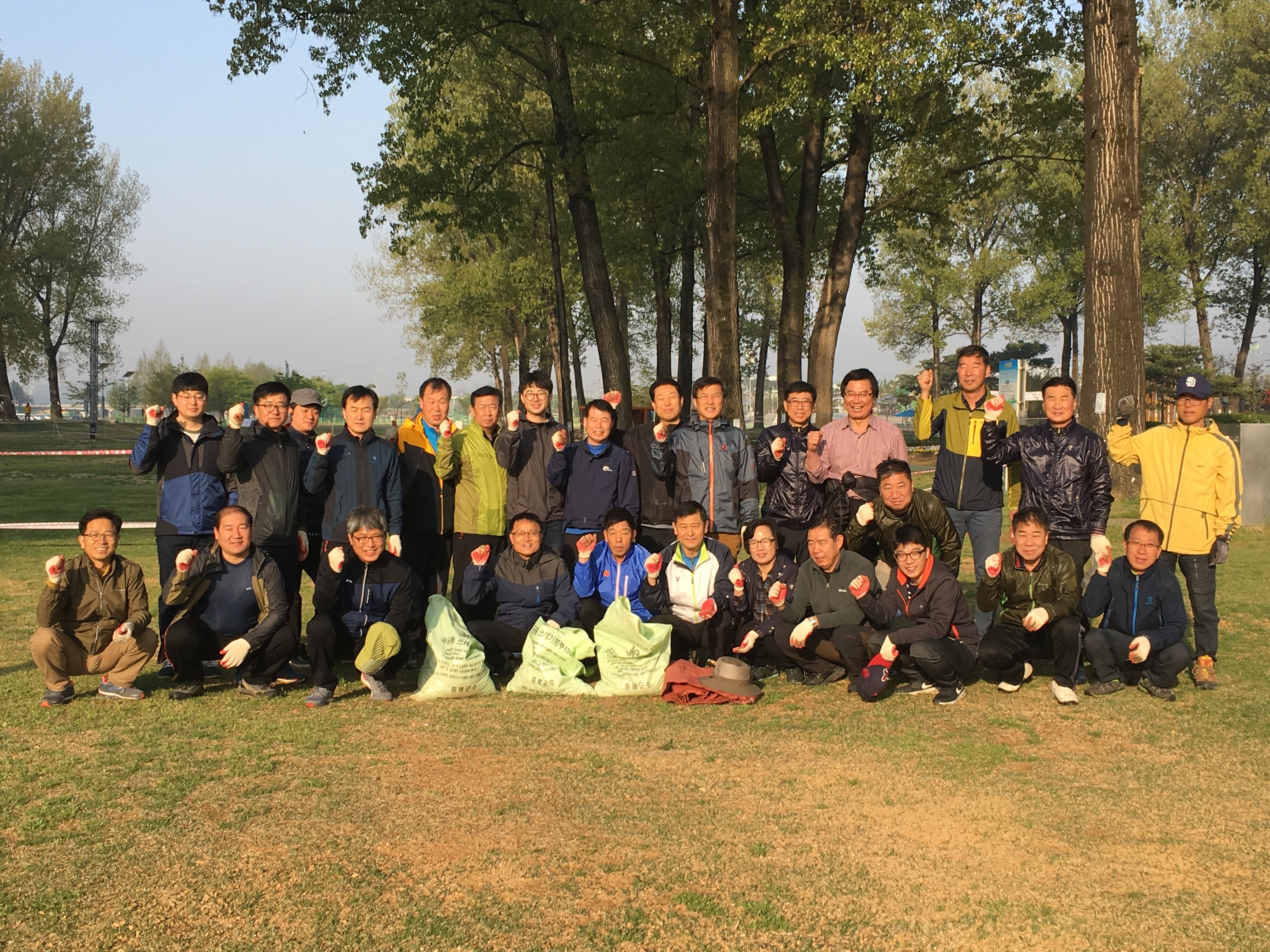 군청 사무관 보강천 제초 작업