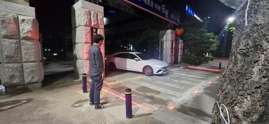 증평군‘스마트 바닥 점멸등’ 설치… 보행자 안전 강화
