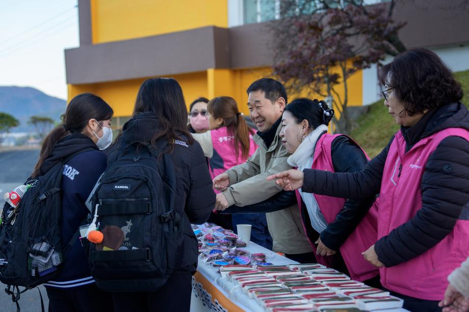 증평군여성단체협의회, 수능 수험생 응원‘사랑빵 나눔’행사 열어
