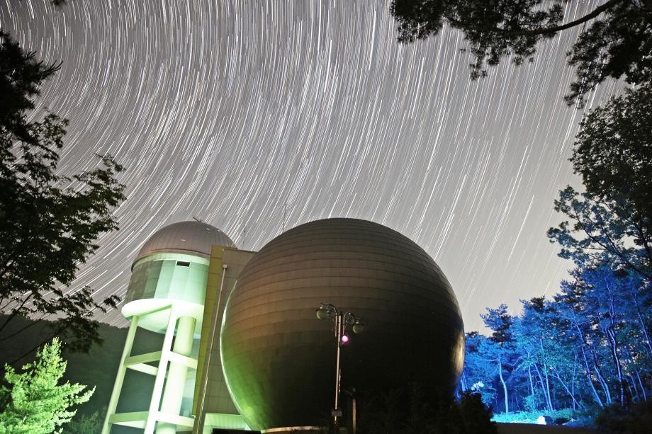 겨울 밤하늘 수놓는 ‘쌍둥이자리 유성우’, 증평 좌구산 별천지공원에서 함께 본다.