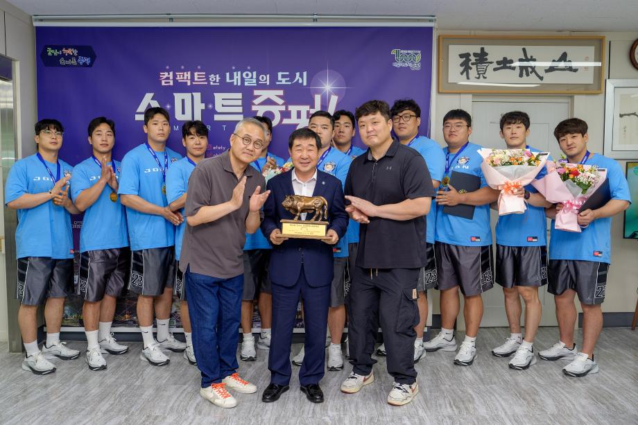 증평군청 인삼씨름단, 전국 최강 저력 과시...우승 트로피 봉납