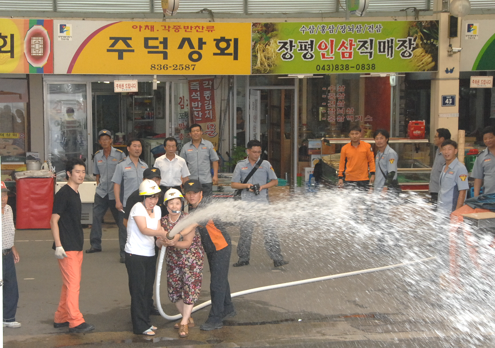 장뜰시장 비상소화전활용 화재진압 경연대회 열려