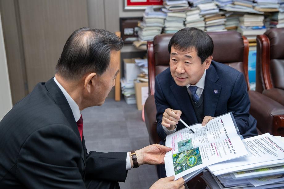 이재영 증평군수, 홍문표 의원실 방문 농정현안 설명