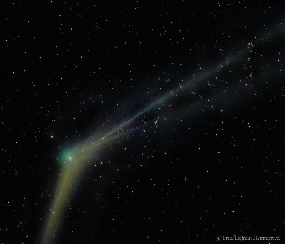 혜성Catalina,두개의 꼬리와 함께 새벽에 솟아오르다.